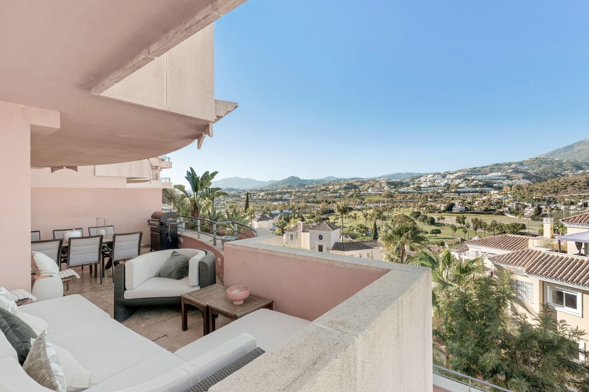 Middle Floor Apartment in Nueva Andalucía — photo 2 of 10