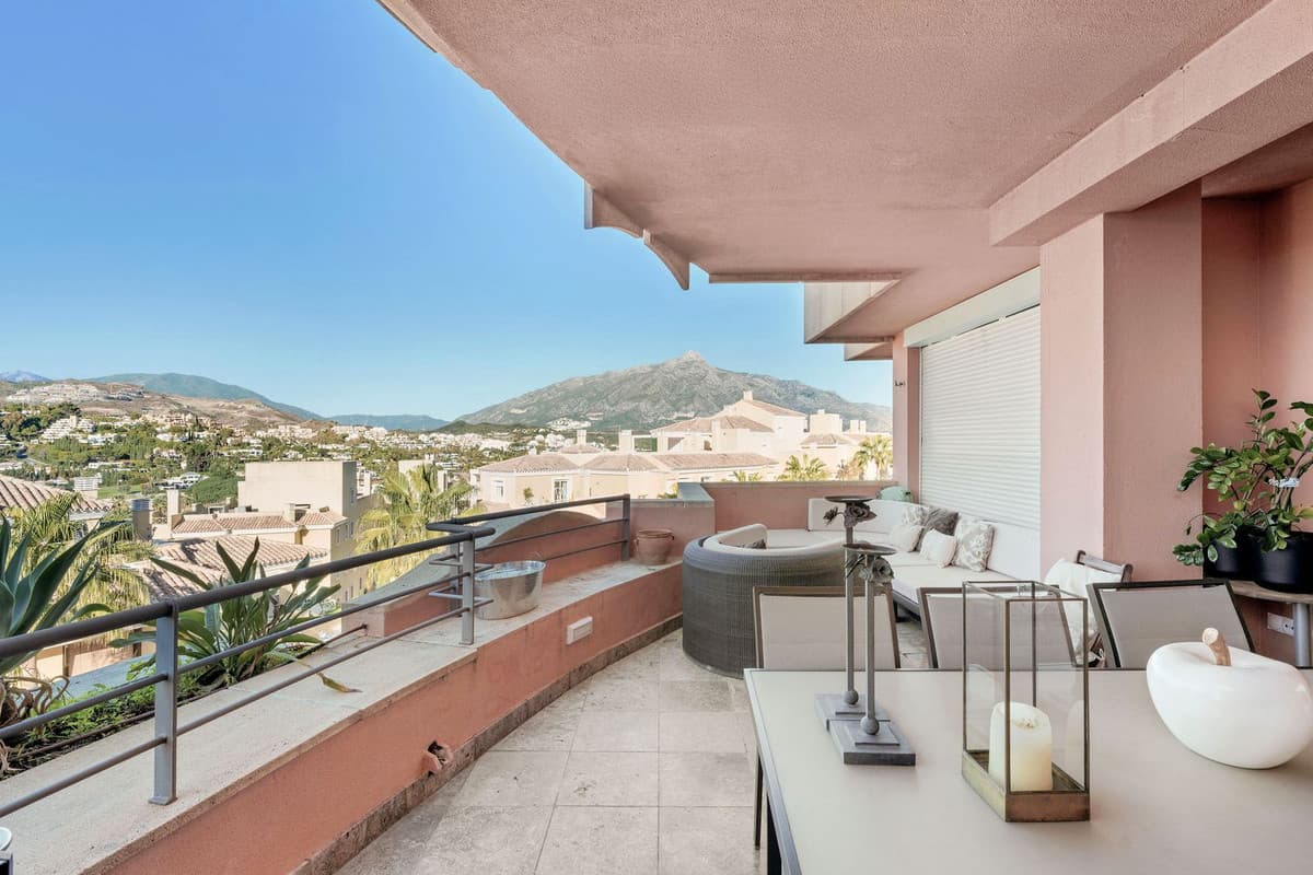 Middle Floor Apartment in Nueva Andalucía — photo 4 of 10