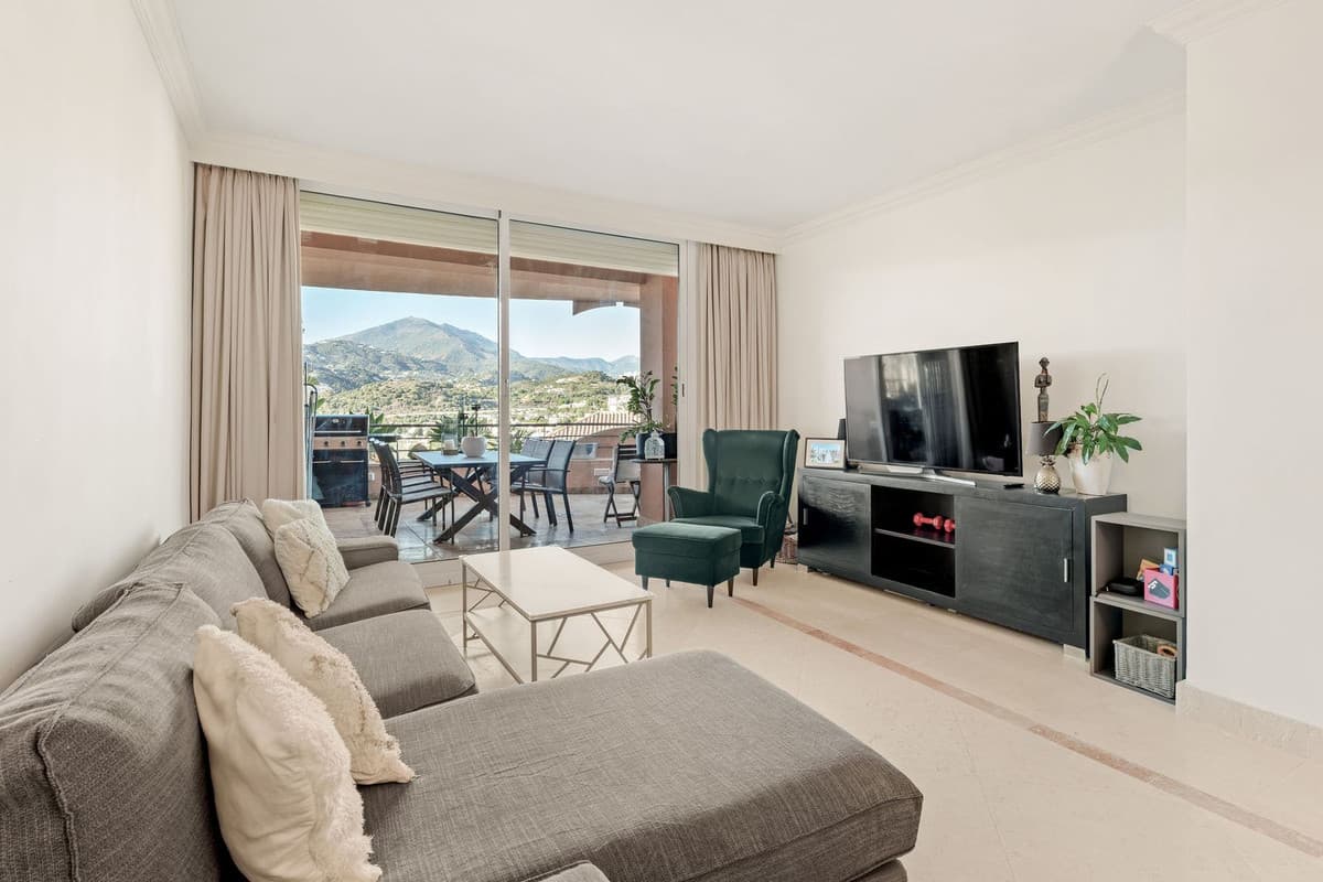 Middle Floor Apartment in Nueva Andalucía — photo 5 of 10