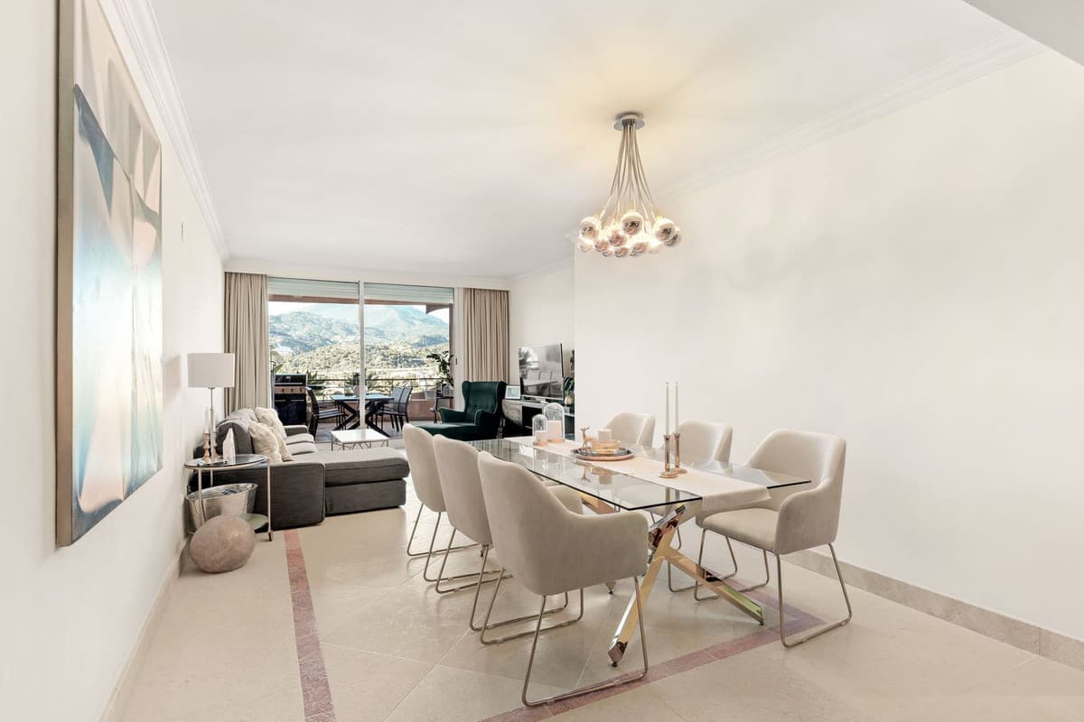 Middle Floor Apartment in Nueva Andalucía — photo 6 of 10