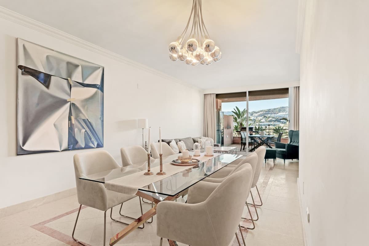 Middle Floor Apartment in Nueva Andalucía — photo 7 of 10