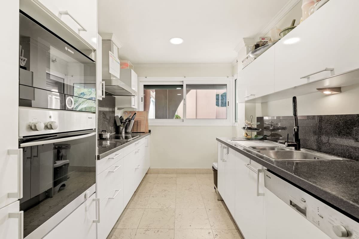 Middle Floor Apartment in Nueva Andalucía — photo 9 of 10