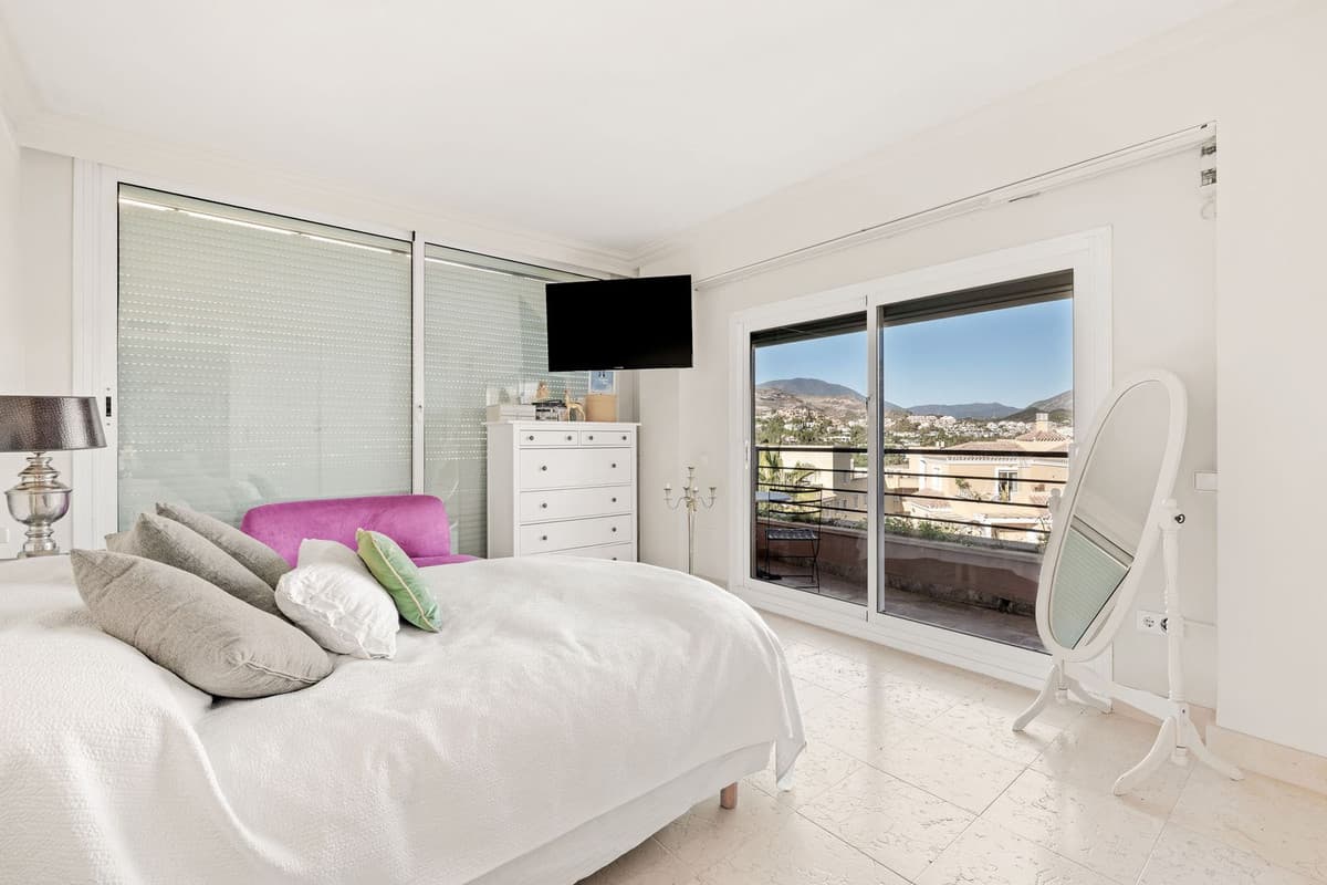 Middle Floor Apartment in Nueva Andalucía — photo 10 of 10