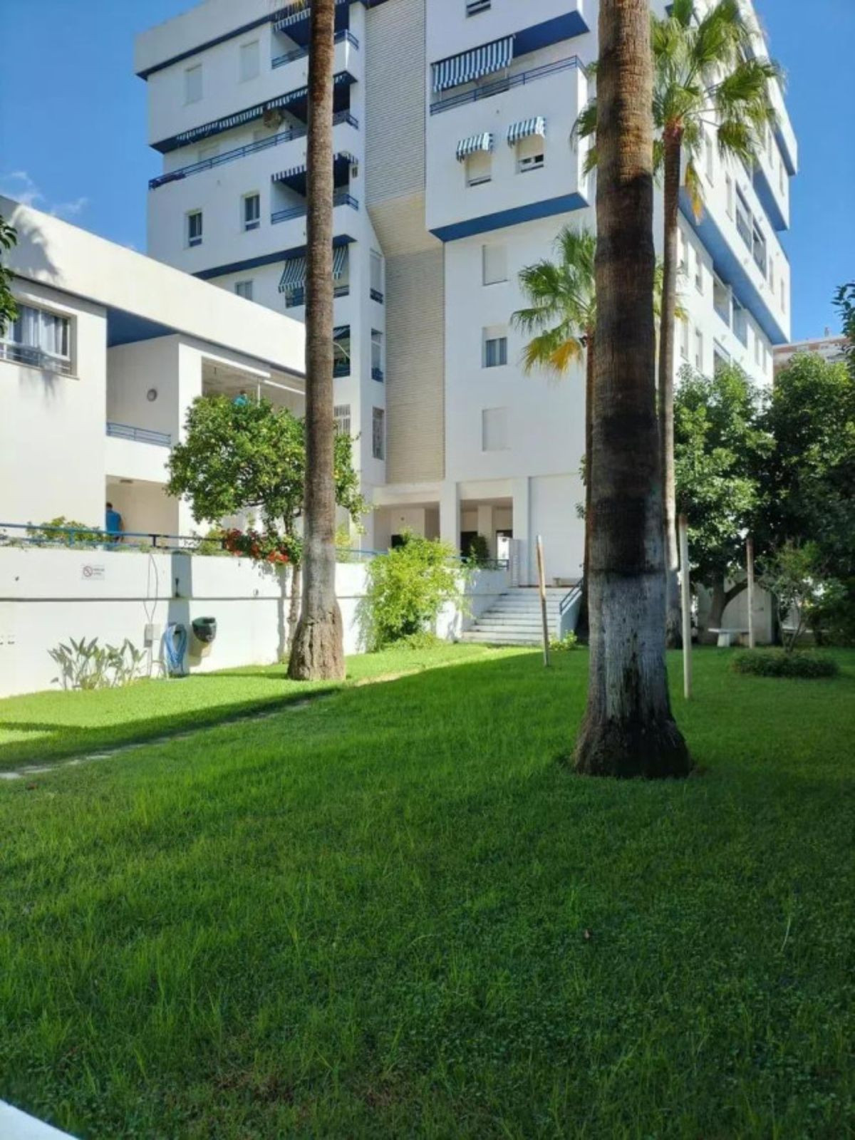 Middle Floor Apartment in Marbella — photo 1 of 10