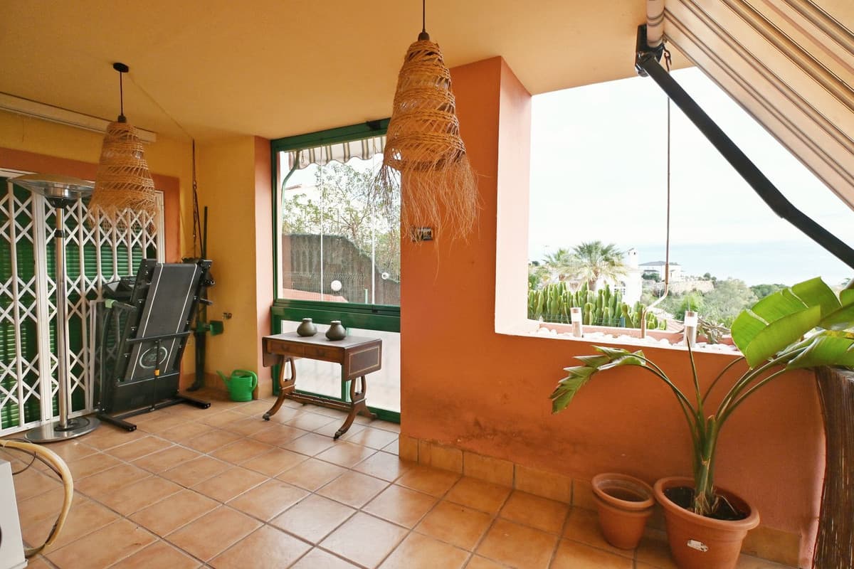 Middle Floor Apartment in Fuengirola — photo 3 of 10