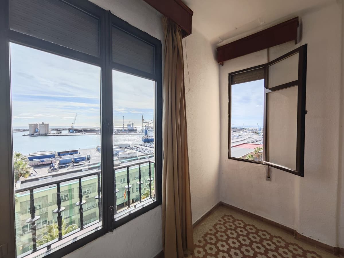 Middle Floor Apartment in Málaga Centro — photo 8 of 10