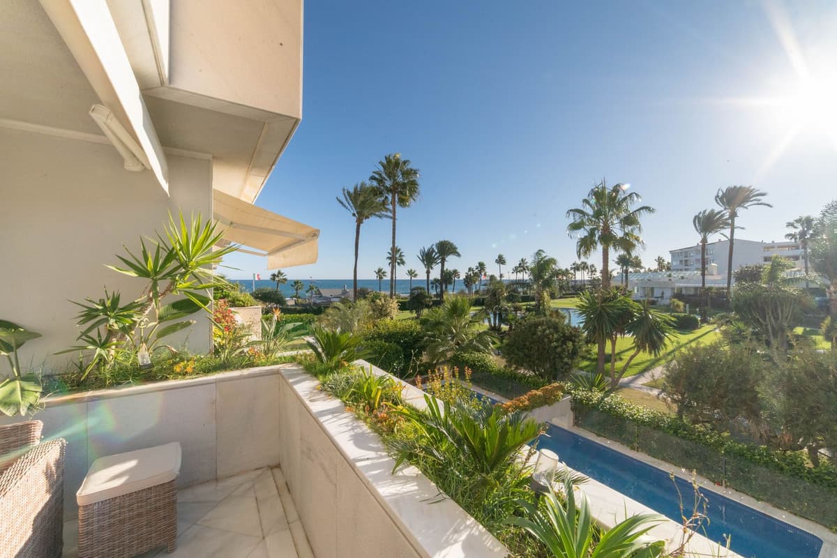Middle Floor Apartment in Marbella — photo 3 of 10