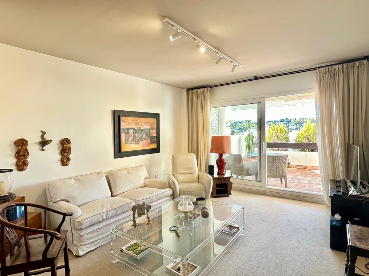 Middle Floor Apartment in Nueva Andalucía — photo 2 of 10