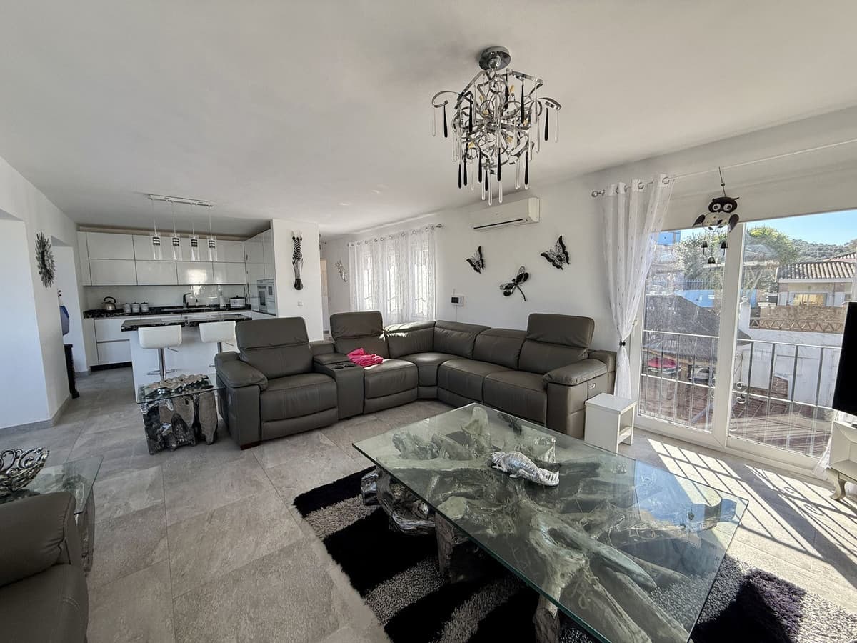 Detached Villa in Cerros del Aguila — photo 4 of 10