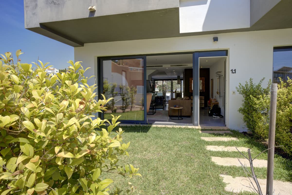 Townhouse in Torreblanca — photo 1 of 10