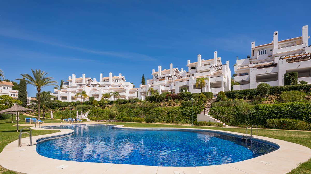 Middle Floor Apartment in Marbella — photo 1 of 10