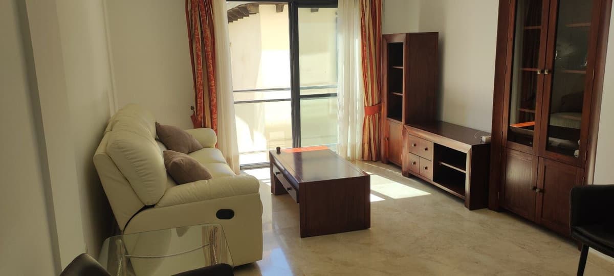 Middle Floor Apartment in Málaga Centro — photo 5 of 10