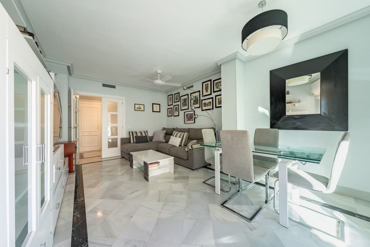 Middle Floor Apartment in Marbella — photo 9 of 10