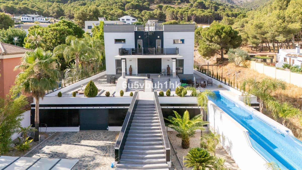 Detached Villa in Alhaurín de la Torre — photo 1 of 10