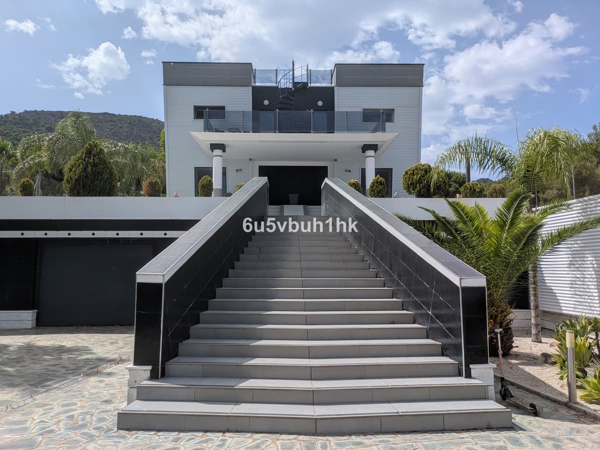 Detached Villa in Alhaurín de la Torre — photo 7 of 10