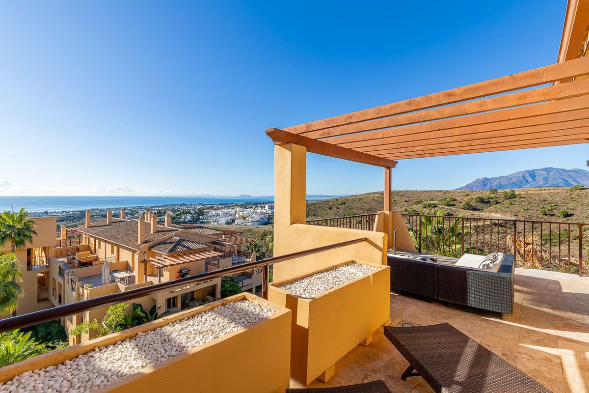 Penthouse in Benahavís — photo 1 of 10