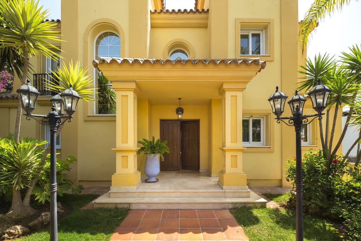 Detached Villa in Elviria — photo 1 of 10