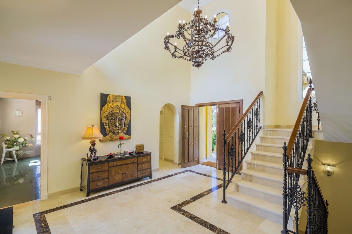 Detached Villa in Elviria — photo 2 of 10