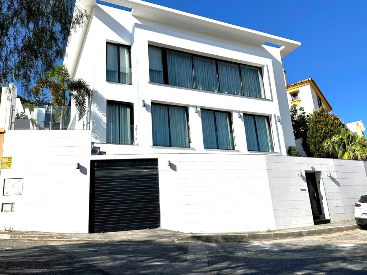 Detached Villa in Alhaurín de la Torre — photo 1 of 10
