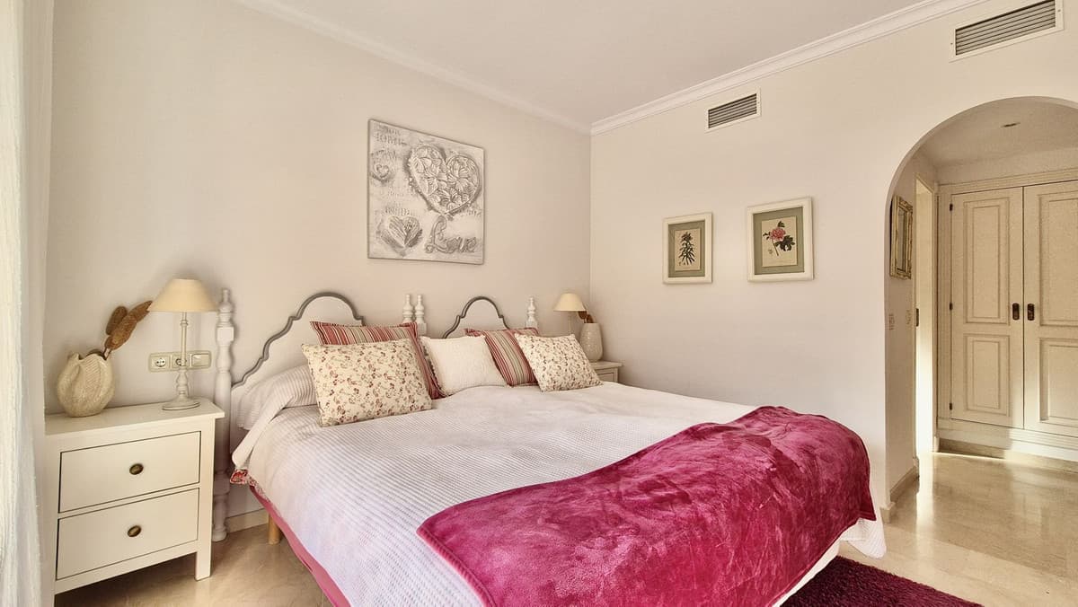 Middle Floor Apartment in Nueva Andalucía — photo 4 of 10