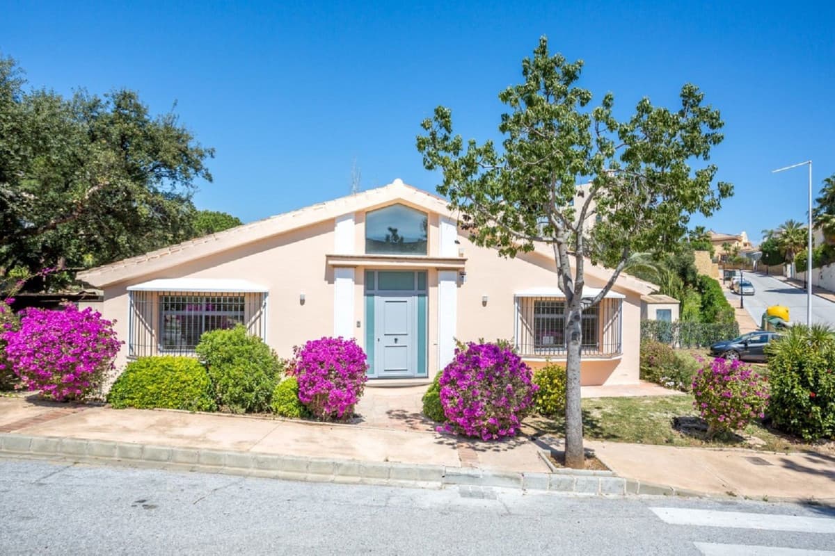 Detached Villa in Elviria — photo 1 of 10