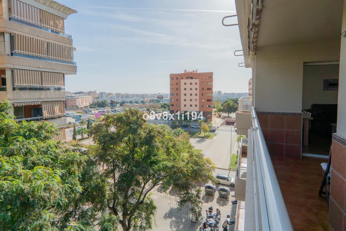 Middle Floor Apartment in Málaga — photo 1 of 10