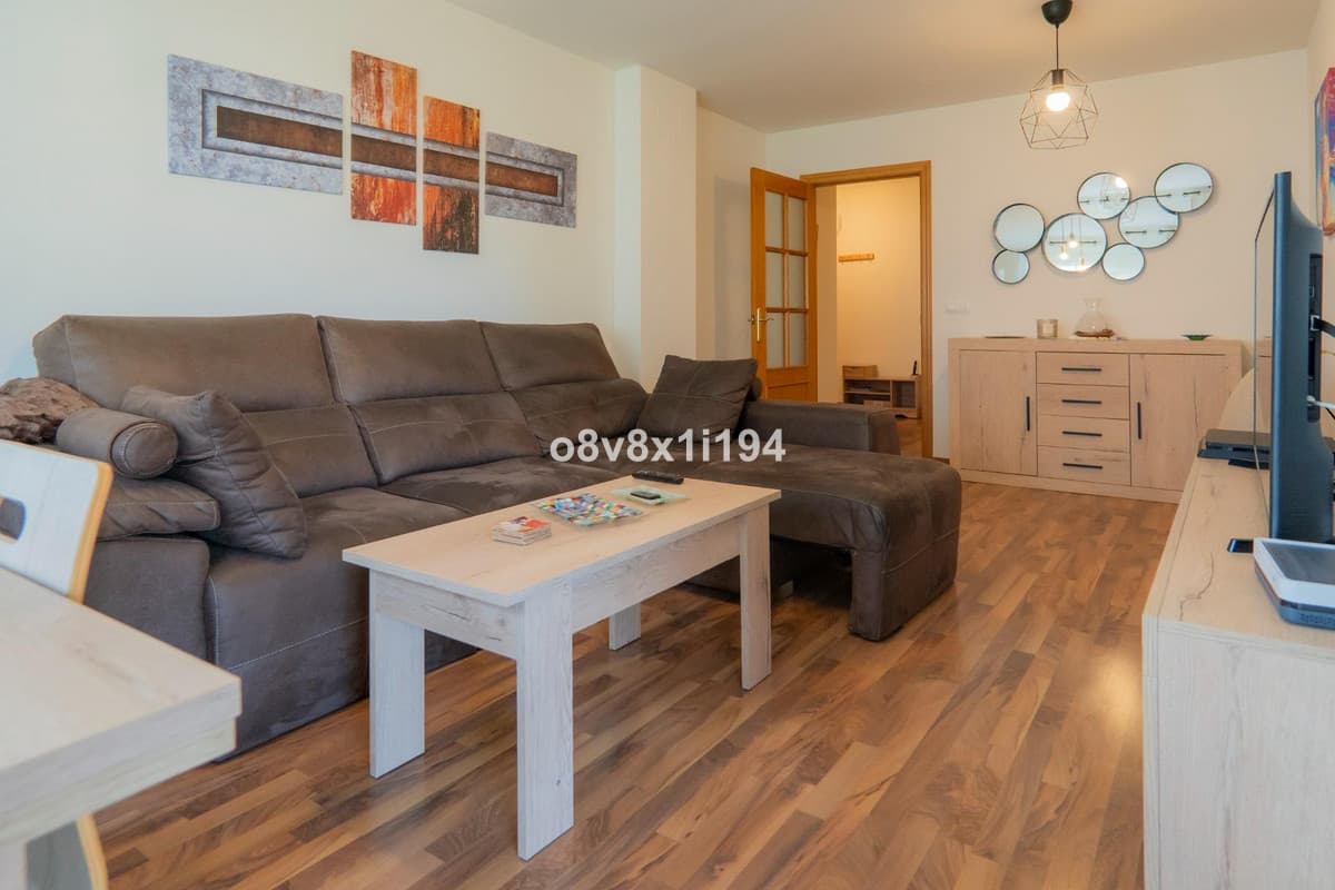 Middle Floor Apartment in Málaga — photo 3 of 10