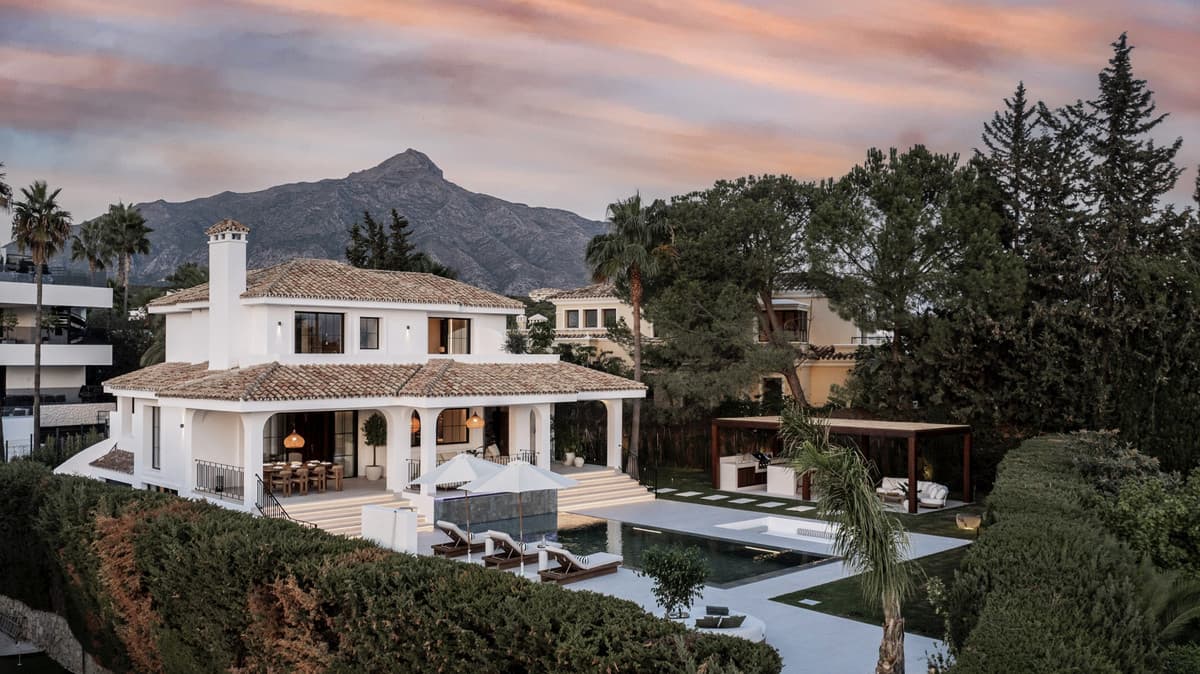 Detached Villa in Nueva Andalucía — photo 1 of 10