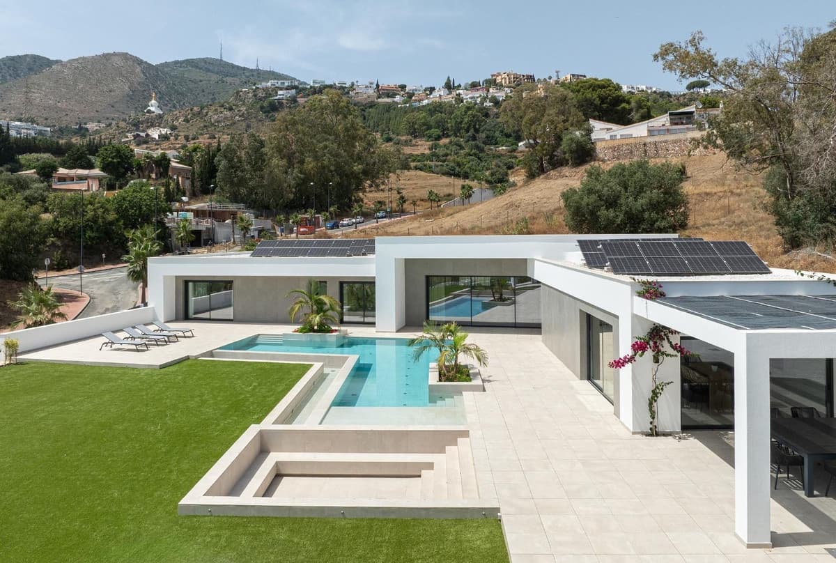 Detached Villa in Benalmadena Costa — photo 1 of 10