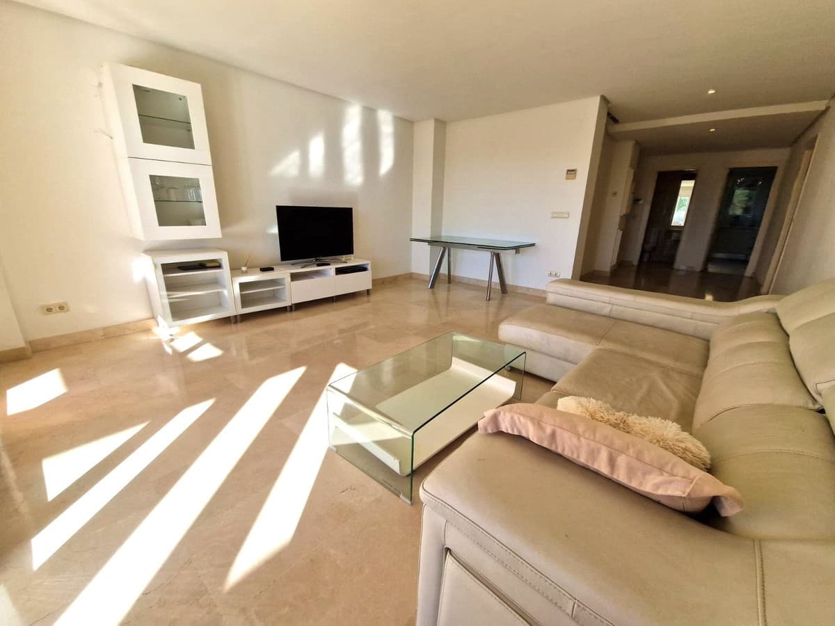 Middle Floor Apartment in Marbella — photo 3 of 10