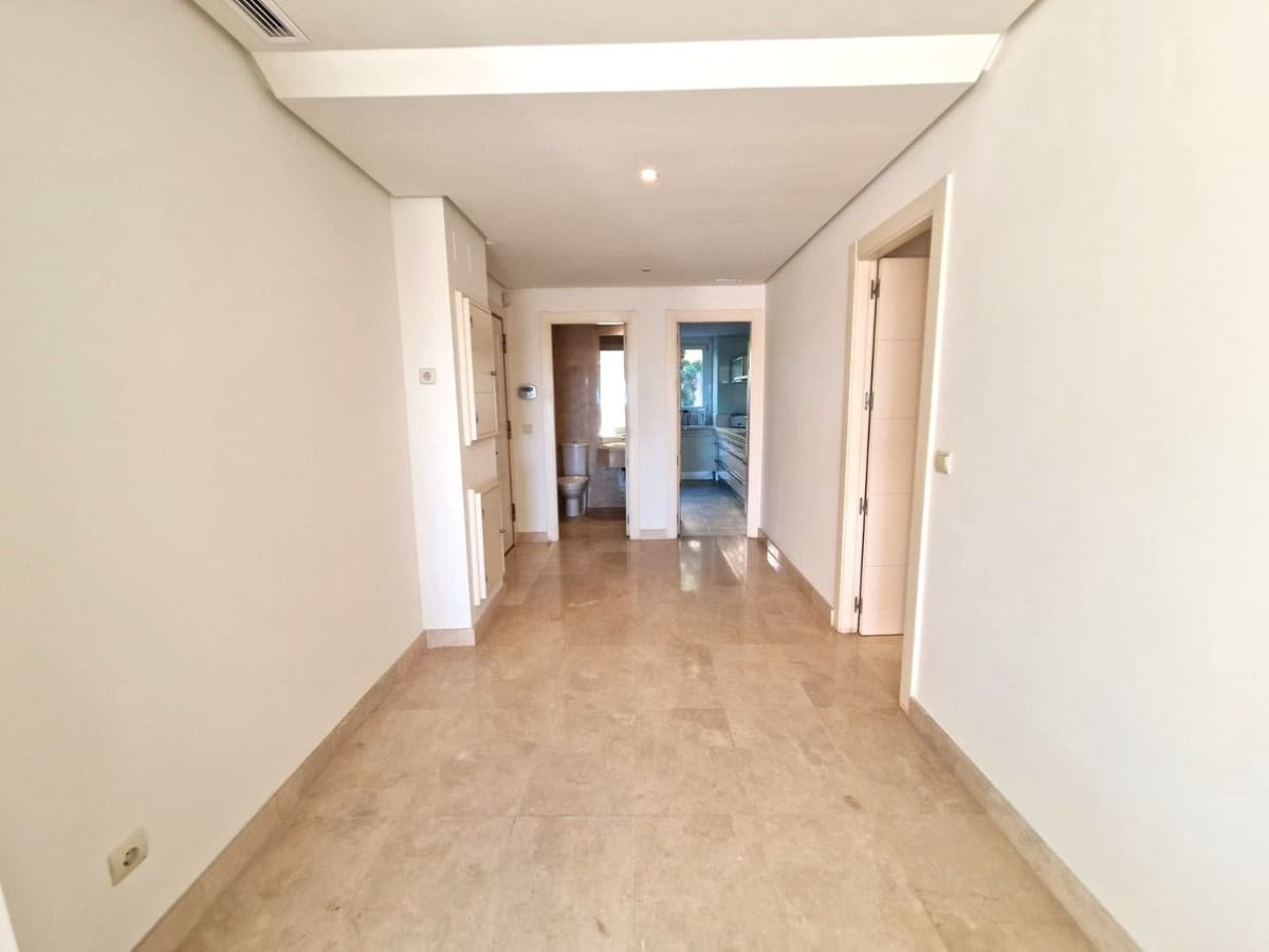 Middle Floor Apartment in Marbella — photo 9 of 10