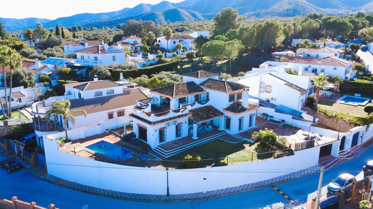 Detached Villa in Alhaurín el Grande — photo 1 of 10