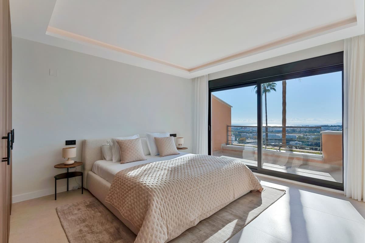 Middle Floor Apartment in Nueva Andalucía — photo 3 of 10