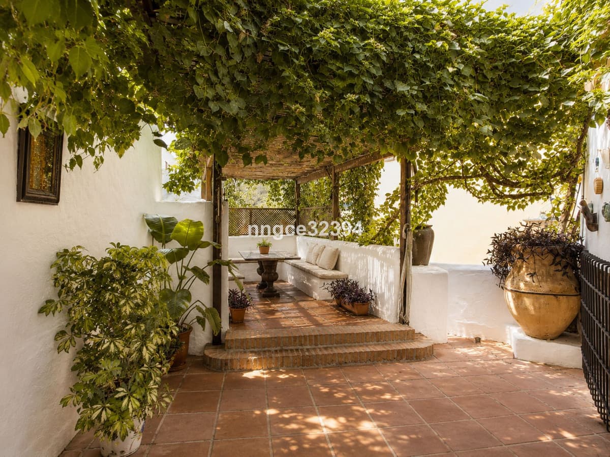 Semi-Detached House in Benahavís — photo 1 of 10