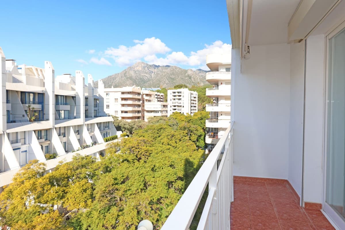 Middle Floor Apartment in Marbella — photo 1 of 10