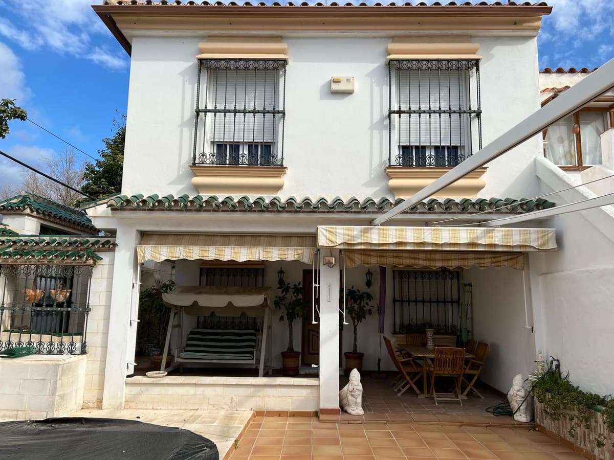 Detached Villa in Nueva Andalucía — photo 1 of 10