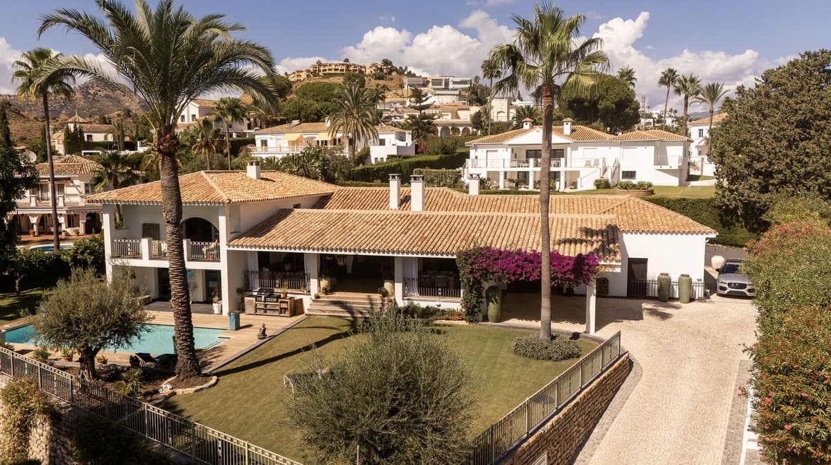 Detached Villa in El Paraiso — photo 1 of 10