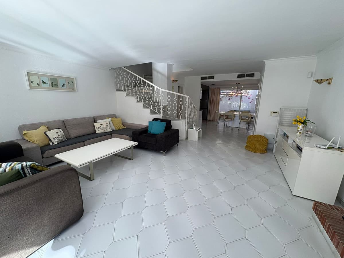 Semi-Detached House in Miraflores — photo 10 of 10