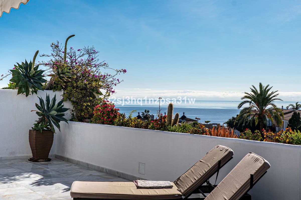 Middle Floor Apartment in Guadalmina Baja — photo 1 of 10
