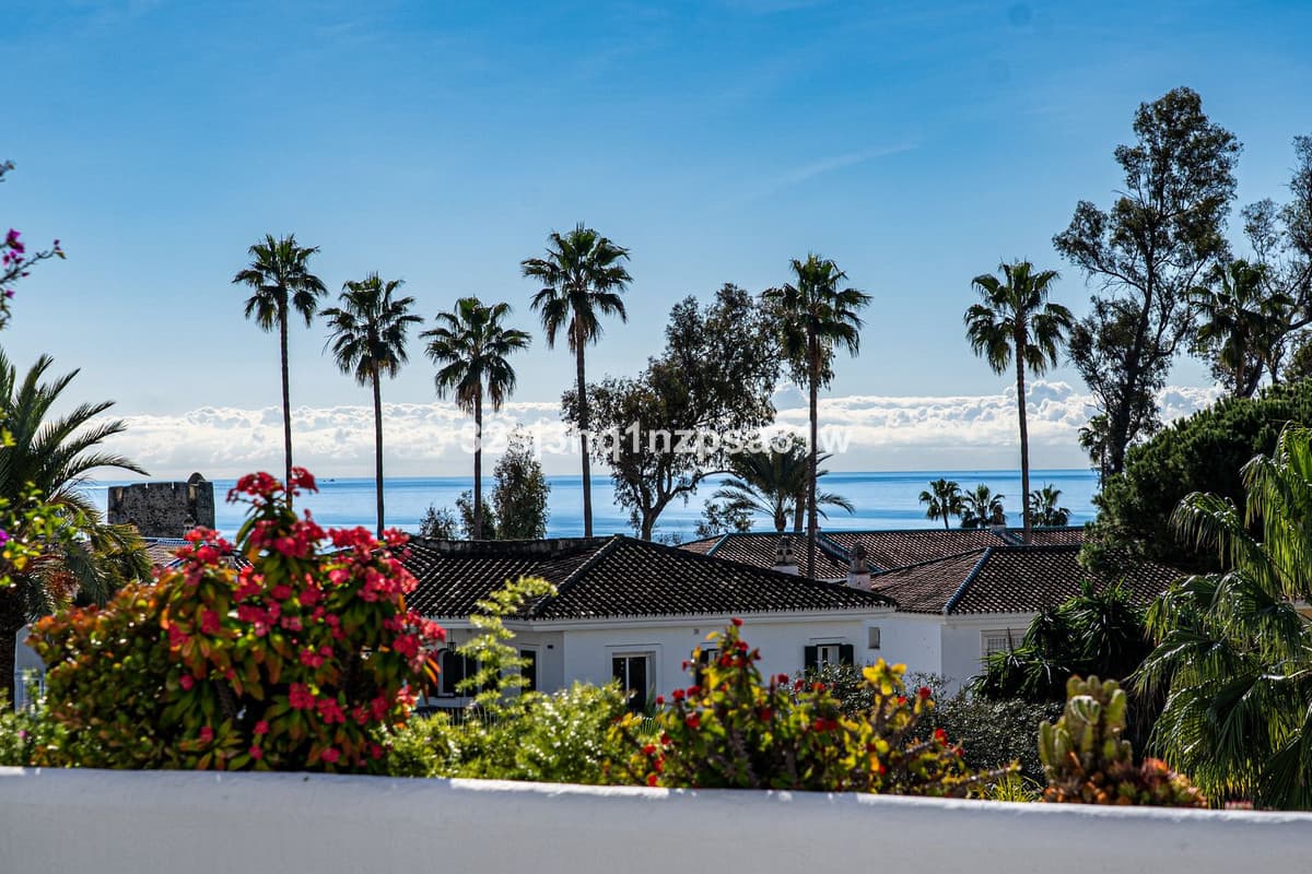 Middle Floor Apartment in Guadalmina Baja — photo 2 of 10