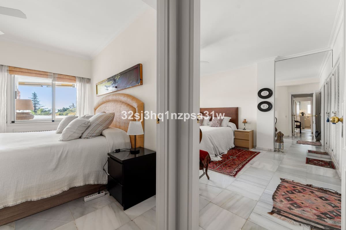 Middle Floor Apartment in Guadalmina Baja — photo 9 of 10