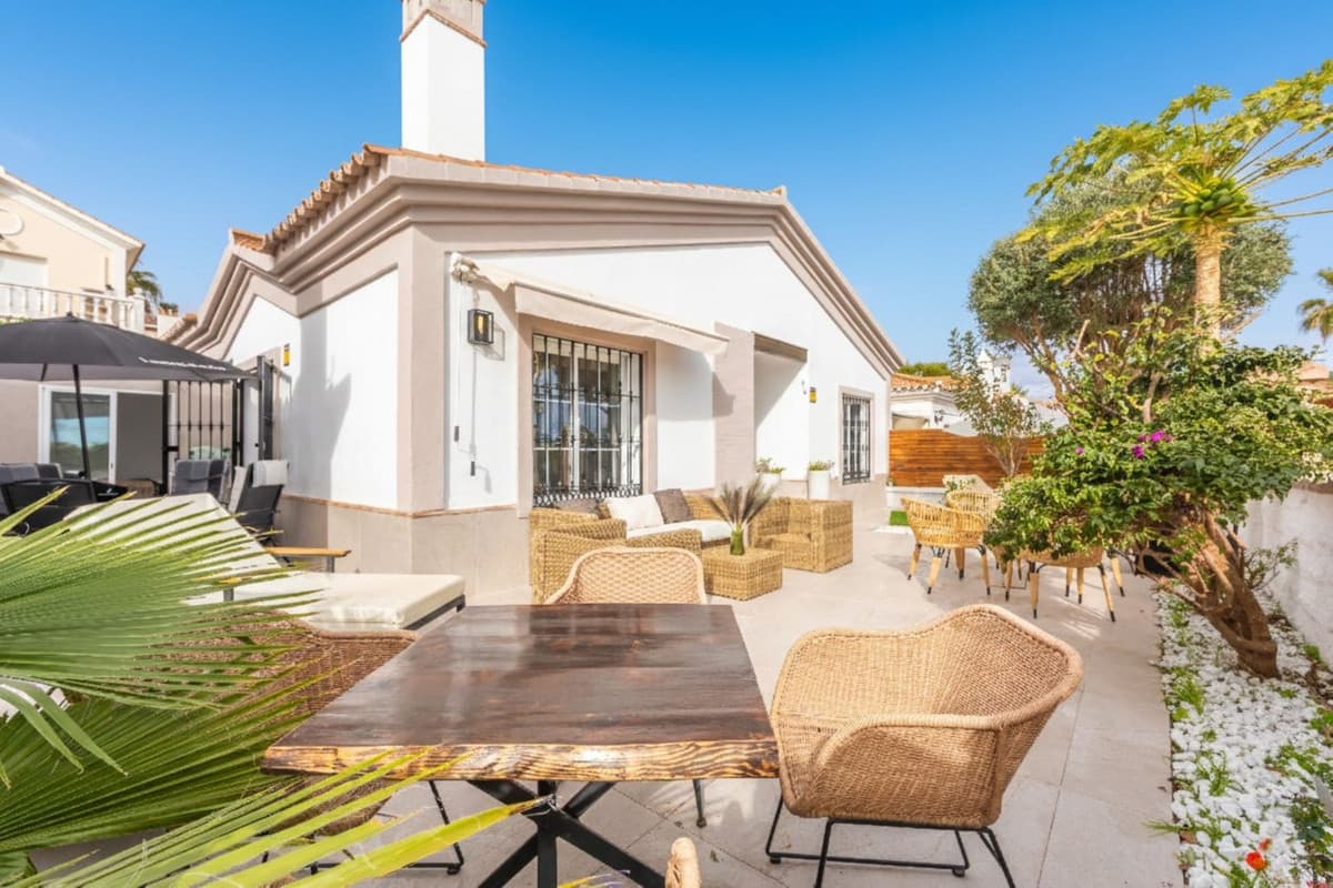 Detached Villa in La Duquesa — photo 1 of 10