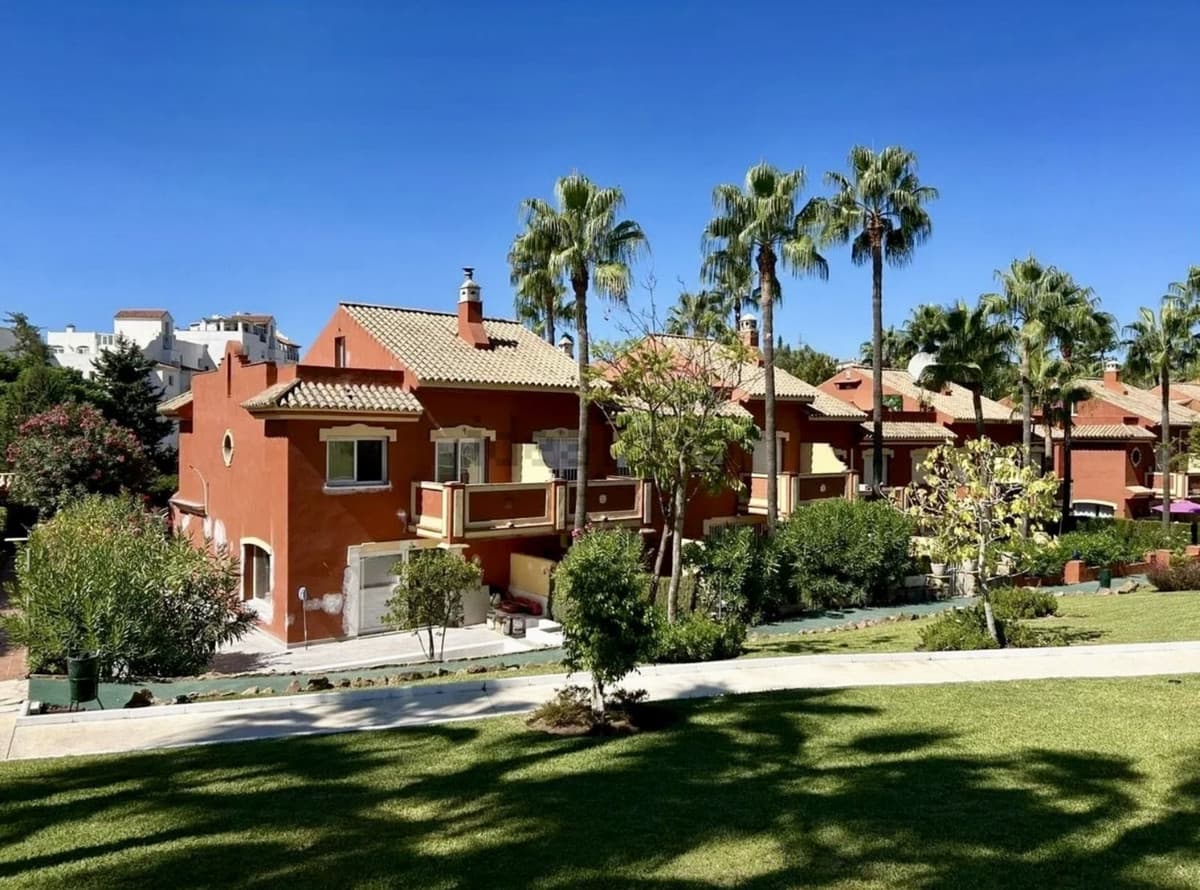 Semi-Detached House in Estepona — photo 1 of 10