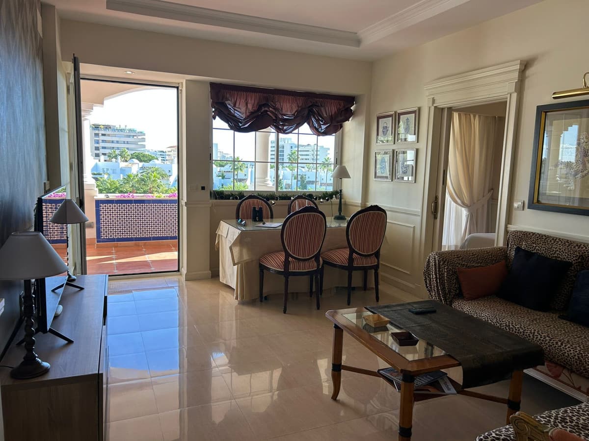Middle Floor Apartment in The Golden Mile — photo 10 of 10