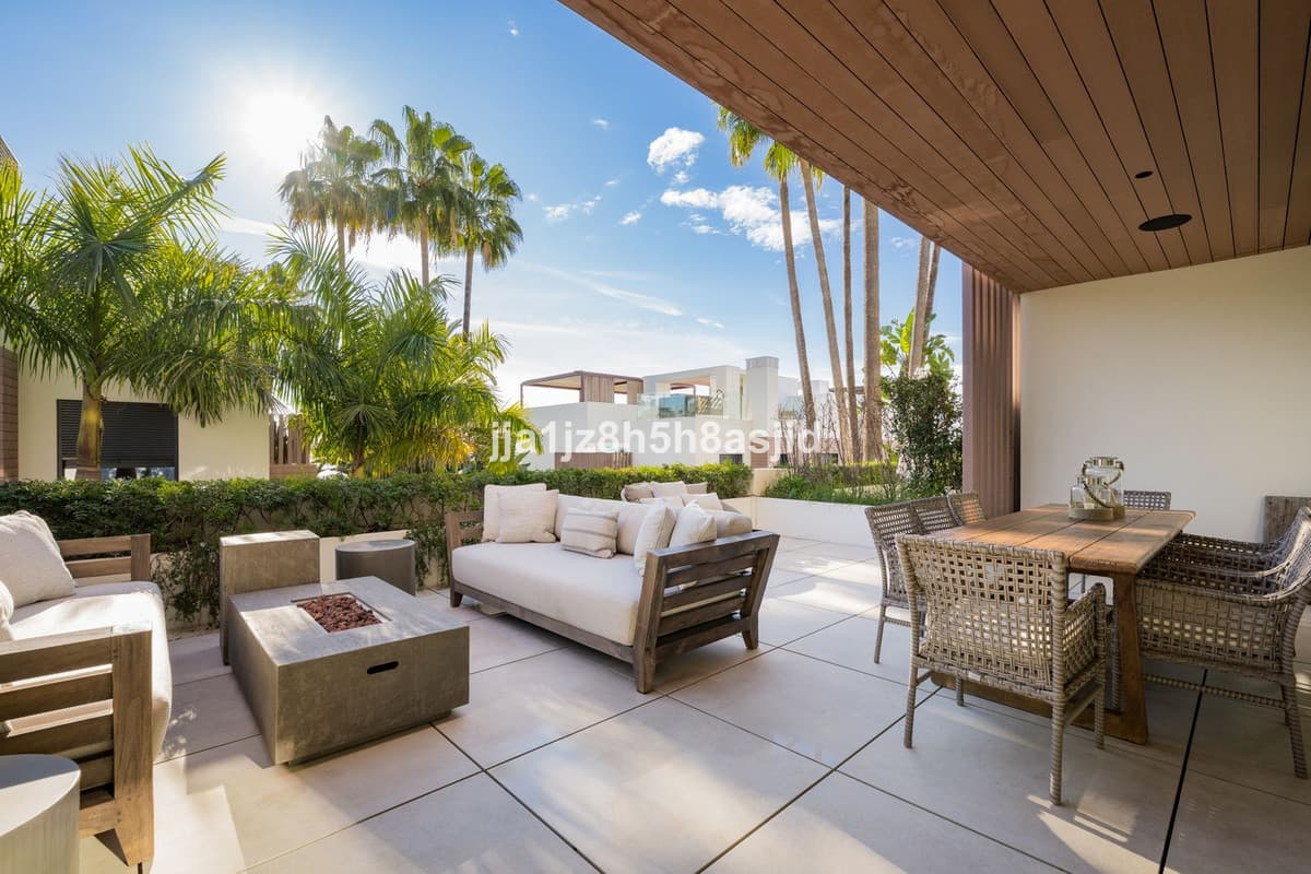 Semi-Detached House in Sierra Blanca — photo 1 of 10