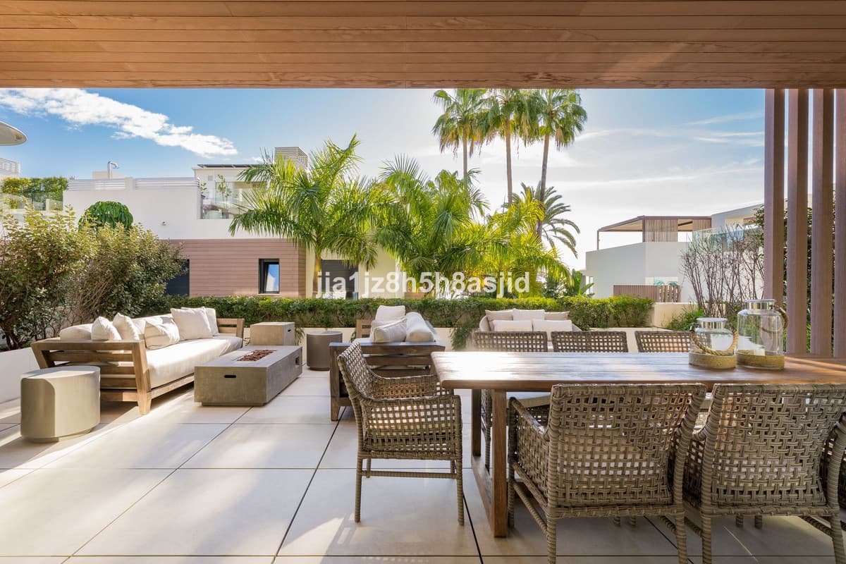 Semi-Detached House in Sierra Blanca — photo 3 of 10