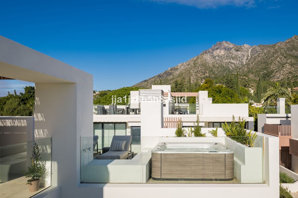 Semi-Detached House in Sierra Blanca — photo 7 of 10