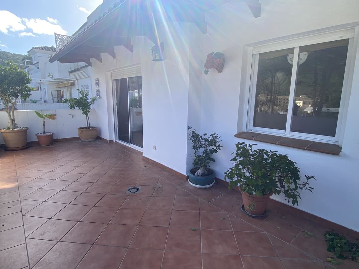 Middle Floor Apartment in Benahavís — photo 2 of 10