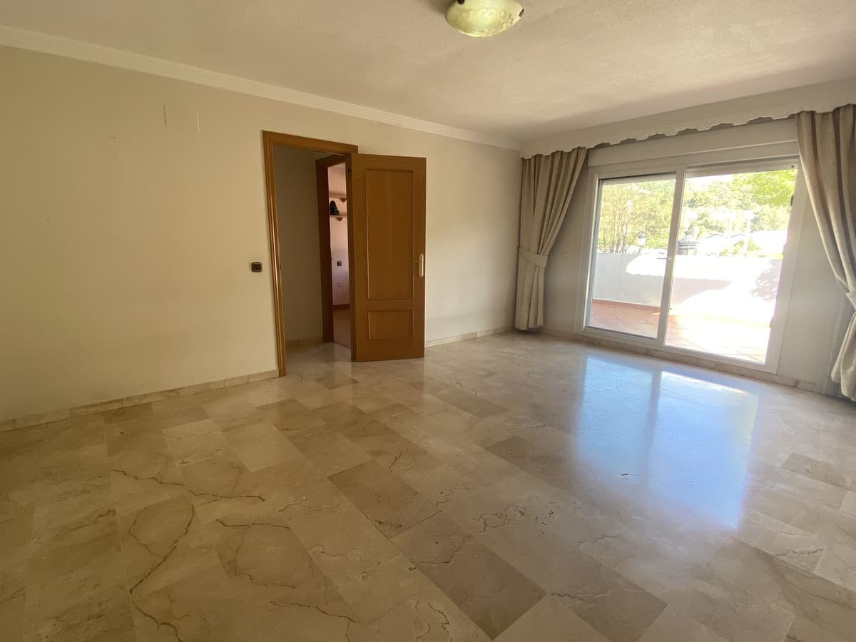 Middle Floor Apartment in Benahavís — photo 7 of 10
