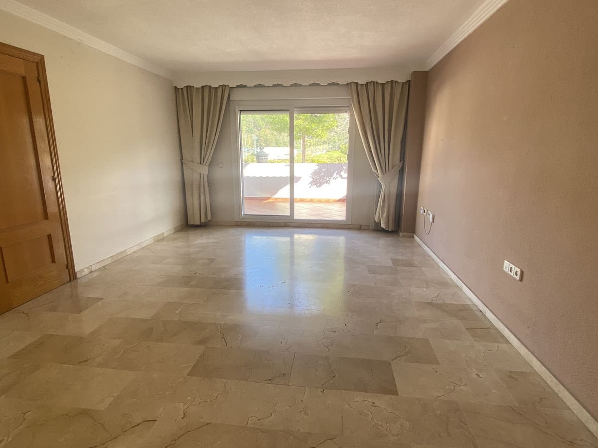 Middle Floor Apartment in Benahavís — photo 8 of 10